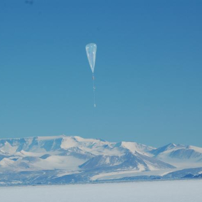 Lâcher du dernier ballon stratosphérique surpressurisé lors de la campagne Vorcore à McMurdo. © CNES, Philippe Cocquerez[...]