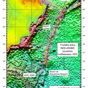 Plan de position prévisionnel de la campagne Owen. En rouge, les profils de sondeurs multifaisceaux prévus en 2009 pour cartographier la zone de fracture d'Owen entre le bassin de Beautemps-Beaupré et le fossé de Dalrymple. En bleu, les profils de sismique multitrace qui seront tirés ultérieurement entre la marge continentale Arabe et la zone de fracture d'Owen pour sonder la structure profonde de la frontière de plaque. © iSTeP (UPMC, CNRS-INSU[...]
