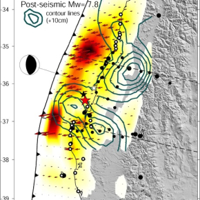 Les zones colorées montrent la zone de glissement co-sismique avec le maximum de déplacement dans les zones rouges. Les flèches rouges indiquent l'intensité et la direction du déplacement sur le plan de faille. Les contours bleus délimitent le déplacement post-sismique (durant 12 jours après le séisme). Les points indiquent l'emplacement des mesures GPS. 

© Vigny et al. Sciencexpress, 2010[...]