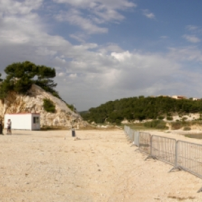 Base de lancement de ballons de la pré-campagne 2012 de ChArMEx installée par le CNES dans une ancienne carrière en bord de mer à Martigues-La Couronne afin de permette aux ballons dérivants de partir directement vers le large sans survoler de zones habitées. Faute d'infrastructures adaptées, un hangar gonflable permet de préparer et stocker les ballons. © LSCE/IPSL, François Dulac[...]