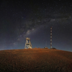 Panorama nocturne du Mont Armazones. © ESO.[...]
