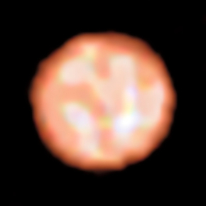 Grâce au Very Large Telescope de l’ESO, des astronomes ont pour la toute première fois observé des motifs granulaires à la surface d’une étoile située à l’extérieur du Système Solaire – la vieille géante rouge π1 Gruis. Cette nouvelle image acquise par l’instrument PIONIER révèle la présence de cellules convectives à la surface de cette énorme étoile. Chaque cellule couvre plus du quart du diamètre de l’étoile et s’étend sur quelque 120 millions de kilomètres. Crédit : ESO[...]