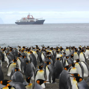 Le Marion Dufresne mouillant à l'île de la Possession, archipel de Crozet dans l'océan Indien Sud. © LSCE/IPSL, Alain Mazaud[...]