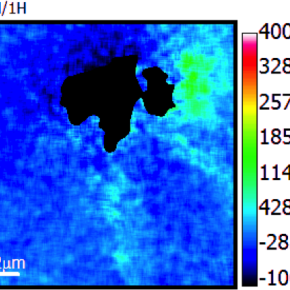Cartographie isotopique de la matière organique qui s'est déposée sur les parois en verre du réacteur où se forme le plasma de méthane. Sur cette image, les taches vertes correspondent à des enrichissements en deutérium de 1500‰ environ soit 150% de plus de deutérium que l'échantillon normal qui est à zéro sur cette image (bleu vert). De grandes zones appauvries en deutérium de 50% par rapport à 0 apparaissent en bleu foncé. La tache noire est une zone où la mesure n'a pas été possible. A titre de comp[...]