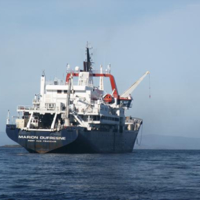 Le Marion Dufresne au mouillage à Kerguelen. © KEOPS[...]