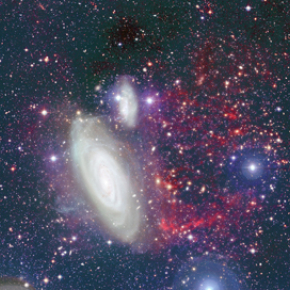 Légende : image en couleur de la galaxie NGC 4569 dans l’amas de la Vierge, obtenue avec l’instrument MegaCam au CFHT. Les filaments rouges à droite de la galaxie montrent le gaz ionisé arraché à la galaxie lors de sa traversée de l’amas de la Vierge. Il constitue environ 95 % du réservoir en gaz de la galaxie nécessaire pour son activité de formation stellaire.
Crédit : 2015 CFHT/Coelum
[...]