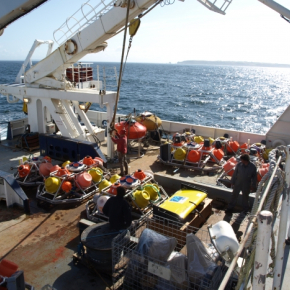 Matériel de mouillage sur le pont de La Thalassa au passage du Raz de Sein, lors du départ de la campagne de mise à l'eau de 2009. Le poisson ondulant est visible au milieu de la plage arrière.
<br />© LPO/IUEM, Tristan Le Toullec[...]