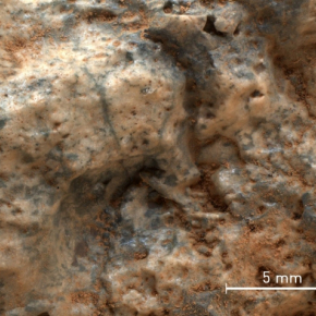Image prise par l’instrument MaHLI (Mars Hand Lens Imager) de Curiosity. Cet échantillon rocheux est dominé par de gros cristaux roses nacrés (des feldspaths), dans lesquels sont inclus des cristaux de quartz plus petits (en gris). 
Crédit : NASA/JPL-Caltech/MSSS
[...]
