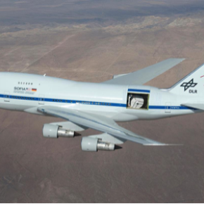 Pour cette étude, les observations  ont été réalisées dans l'infrarouge thermique avec SOFIA, un télescope embarqué à bord d'un avion. Crédits : DLR
[...]