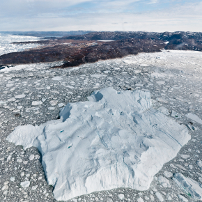 Photo d’un grand iceberg échoué près de la ville groenlandaise d'Ilulissat.