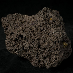 Basalte découvert dans le Massif Central et datant d'environ 10 000 ans