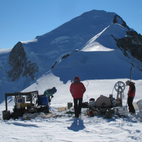 Photo du forage à eau chaude à 135 m de profondeur au col du dôme du Goûter (4 250 m), destiné à installer des capteurs de températures en profondeur.