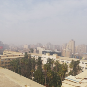 Photo du Caire, vu depuis le site de mesure, avec le nuage de pollution en arrière-plan.