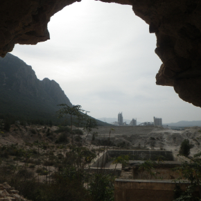 Ruines des bâtiments de l'installation minière de la Penaroya datant du protectorat français et regardant vers le sud et la carrière et la cimenterie Cement Carthage, avec le Jebel Ressass à gauche