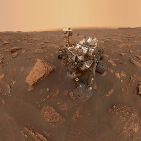Un autoportrait du rover Curiosity de la NASA pris sur le Sol 2082 (15 juin 2018) de la planete Mars. Une tempete de poussiere martienne a reduit la lumiere du soleil et la visibilite sur le site du rover dans le cratere Gale.