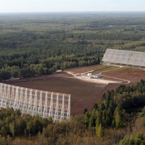 Vue aérienne du grand radiotélescope de Nançay (Cher) utilisé pour étudier l'universalité de la chute libre dans le système triple du pulsar  J0337+1715