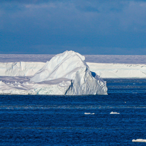 Photo d’un iceberg localisé en février 2017 au large du continent Antarctique en Mer de Weddell pendant la campagne océanographique WAPITI (JR16004) à bord du navire James Clark Ross.