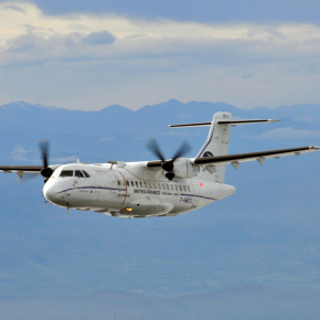 Vue en vol, devant les Pyrénées, de l’ATR 42 du service des avions français instrumentés pour la recherche en environnement (Safire).  