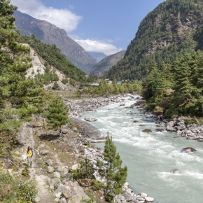 Photo de la Dudh Kosi, rivière principale du Pharak, dans les environs de Ghat, au Népal.