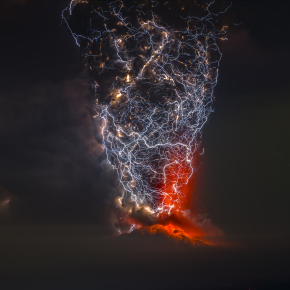 éclairs volcaniques lors de l’éruption du volcan Calbuco (Chili; 2015)