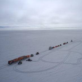 ''La caravane EAIIST traverse le plateau Antarctique où les carottes de glace les plus vieilles sont obtenues